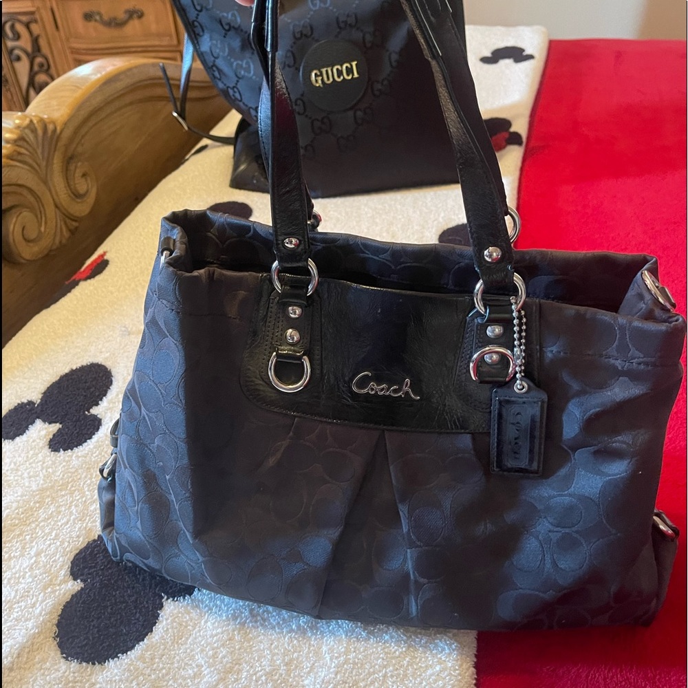 Black authentic coach shoulder bag, minimal signs of use. Very good condition.